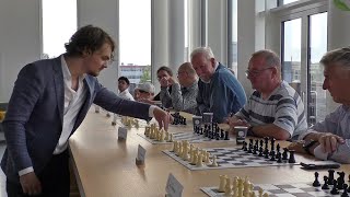 Simultaan schaken tegen grootmeester [upl. by Kari421]