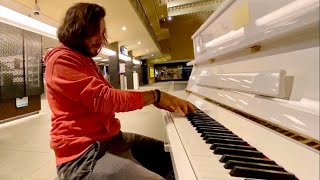 quotScivola vai viaquot  Vinicio Capossela piano cover alla stazione di Eindhoven Paesi Bassi [upl. by Nahk]