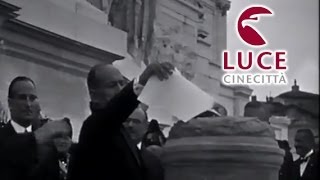 Mussolini brucia il debito pubblico al Vittoriano [upl. by Hulbert]