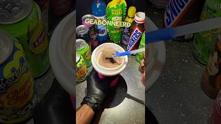 De magische beker vs Snickers – kun je er een slushie van maken spelen ijsjes slushy spel [upl. by Ahsimit]