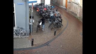 Terwijl de klokken luiden steelt hij even de fiets van een kerkganger in Kampen  Plaats Delict [upl. by Tedie]