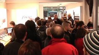 La queue pour la nouvelle offre mobile Free à Troyes [upl. by Ludwigg]