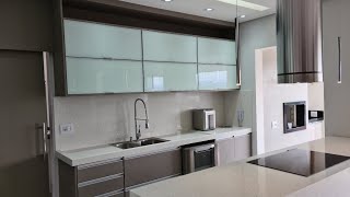 COZINHA PLANEJADA LINDA COM PEDRA BRANCO ESTELAR APARTAMENTO ESSENZA [upl. by Poyssick]