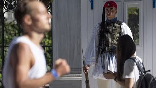 Nueva plusmarca masculina y multitudinaria fiesta en el Maratón Auténtico de Atenas [upl. by Lledal912]