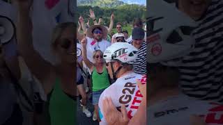 Benoit Cosnefroy fait la fête avec son fan club dans le Col de Joux Plane [upl. by Ahlgren327]