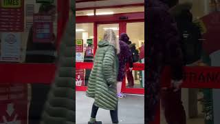 Iceland staff locked a shop thief inside the supermarket  stoke Newington  london [upl. by Carce]