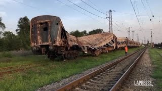 Ucraina il relitto del treno nella stazione di Chaplyne dopo lattacco russo [upl. by Alywt]