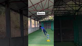 How to bowl a Doosra  Cricket Short  Muralithran Saqlain Mushtaq murali doosra saqlainmushtaq [upl. by Yellehs42]