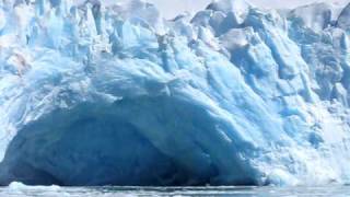 Glaciar Perito Moreno  vista do barco do desmoronamento da caverna [upl. by Nayk]