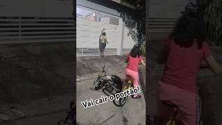 Caindo o portãohumor paiefilho grau bike viralshorts [upl. by Garin]