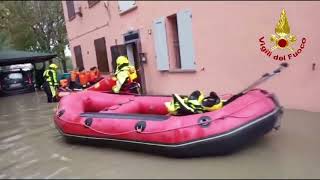 Bagnolo i vigili del fuoco salvano tre famiglie [upl. by Frederique589]