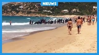 Rubberboot met vluchtelingen komt aan op strand in Spanje [upl. by Sharron508]