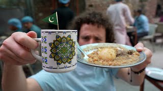 Probando comida callejera en PAKISTÁN 🇵🇰🐓 [upl. by Yllac]