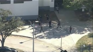 Fusillade dans un lycée en Floride au moins 17 morts le tireur interpellé [upl. by Leandre]