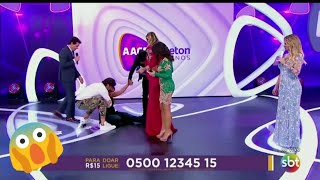 Grávida Patrícia Abravanel cai no palco do Teleton [upl. by Inele881]