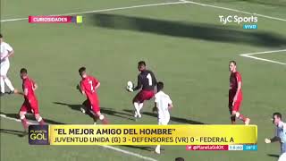 Perro héroe salva gol del equipo contrario [upl. by Ellehcer]