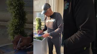 Julius Erving signs autographs for The SI KING 7624 [upl. by Karla]