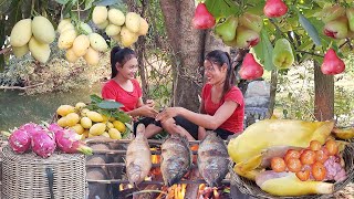 Fish grilled and Natural fruit for dinner  Chicken and egg soup tasty for jungle food 5 video [upl. by Lenahtan783]