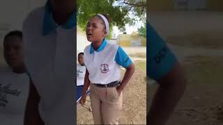 Estudiantes cantando “Cuando él me toca” [upl. by Kila]