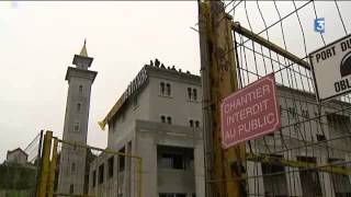 La mosquée de Poitiers occupée par des militants de quotGénération identitairequot Les images [upl. by Cooke]