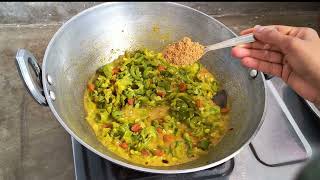 क्या आपने कभी ये सब्जी खाई है बिल्कुल गांव के तरीके सेRidge gourd curry in village style [upl. by Fanchan]