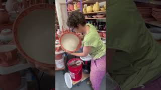 Glazing the inside of a large bowl potterylife pottery glazingpottery glazing potterytechniques [upl. by Jelena]