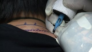 En Thaïlande le tatouage en signe de deuil éternel du roi [upl. by Jaunita]