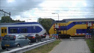 Spoorwegovergang Moordrecht  Dutch railroad crossing [upl. by Ysdnil98]