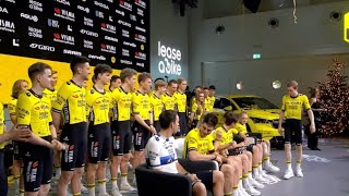 Cyclisme  Le Mag 2023  Voilà le nouveau maillot 2024 et léquipe Visma  Lease a Bike au complet [upl. by Anemaj850]