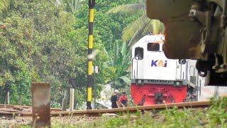 PERSILANGAN KERETA API PASUNDAN amp KUTOJAYA SELATAN perjalanankereta [upl. by Onin]