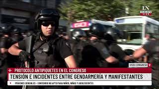 Protocolo antipiquetes en el Congreso tensión e incidentes entre Gendarmería y manifestantes [upl. by Usanis]