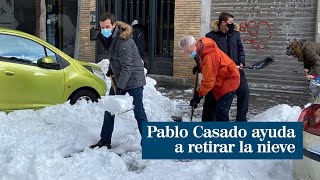 Pablo Casado ayuda a retirar nieve en los accesos de varios centros de salud en Madrid [upl. by Ojeibbob962]