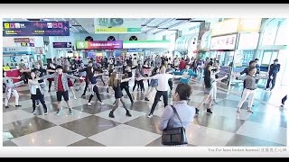 媽媽咪亞，超感人機場求婚 Best Surprise Flash mob Proposal at Kaohsiung Airport [upl. by Ahcilef249]