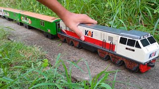 Membuat Rangkaian Kereta Api Kayu Lokomotif CC 203 [upl. by Llednohs749]