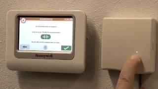 OpenTherm®ketelmodule R8810 toewijzen aan evohome  Honeywell Home [upl. by Sadnalor]