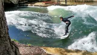 München  Surfen auf der Eisbachwelle  Bayern [upl. by Aelanna262]