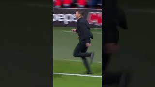 La célébration de Diego Simeone qui a failli être son dernier jour sur le terrain football shorts [upl. by Lazos554]