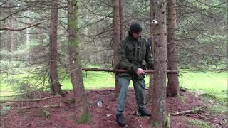 Überleben im Wald 01 Unterschlupf bauen  Bushcraft Lexikon [upl. by Keryt428]