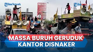 Massa Buruh Geruduk Kantor Disnaker Kota Bekasi Tuntut Kenaikan UMK 2024 Arus Lalu Lintas Padat [upl. by Yor]