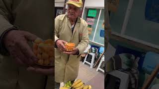 ¿MUY BARATO Comprando COMIDA en la CALLE de Bogotá abuelos sin pensión luchando [upl. by Sutphin]