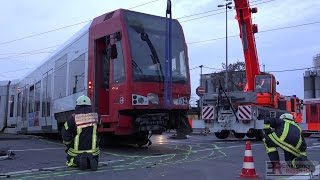 STRASSENBAHNUNFALL IN KÖLN  BAHN RAMMTE LKW amp ENTGLEISTE  AUFWENDIGE BERGUNG [upl. by Drofwarc]