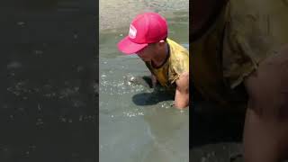 The best skill is catching crabs in the water anakkampoong mudcrab beach kingcrab [upl. by Anauqahs]