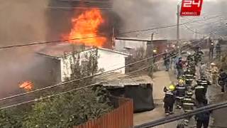 Gran incendio en Valparaíso deja 30 casas destruidas  24 Horas TVN Chile [upl. by Yecnay754]