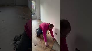 Pvc visgraat vloer snijden  how to cut a pvc fishbone floor [upl. by Alien]