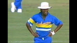 Comical fielding by Arjuna Ranatunga vs Pakistan ODI Gabba 198990 [upl. by Favien]