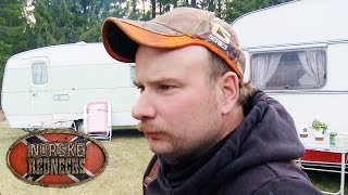 Daniel prøver seg på engelsken  Norske Rednecks Camping  discovery Norge [upl. by Yenruoj]