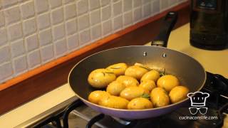 Costolette di agnello marinato alle erbe con patate e spinaci [upl. by Anstus]