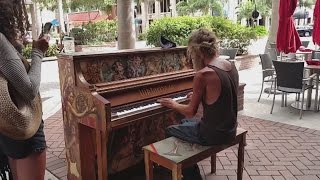 Un piano le regresó la vida a este indigente [upl. by Terra]