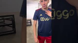 Edson Álvarez luce el nuevo uniforme del Ajax  shorts [upl. by Alecram]