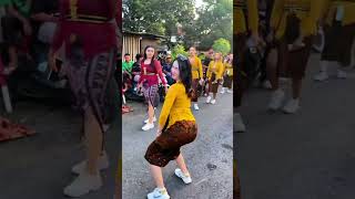 Kebaya Kuning Meresahkan 😂 karnaval soundhoregsurabaya [upl. by Guinn806]